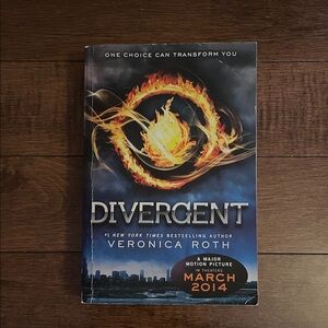 Divergent Book by Veronica Roth